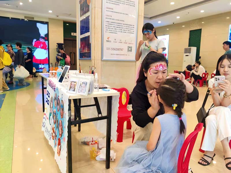 郑州妆点学校面部彩绘培训，零基础小白学的会的彩绘。